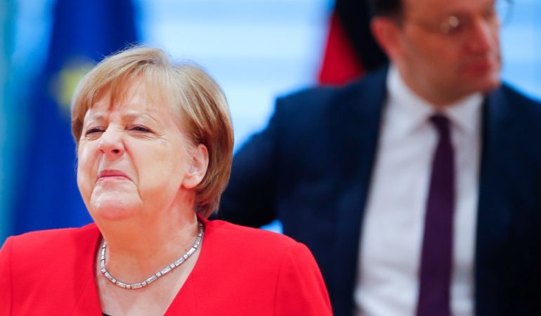 أرمين لاشين يخلف ميركل على رأس الحزب