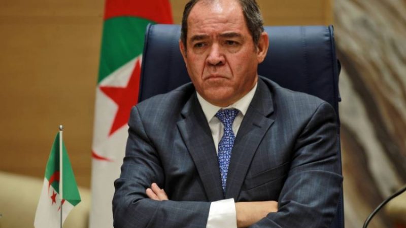 الوزير الجزائري الحزين ” بوگادوم ” يتودد لوزير الخارجية الأمريكي  الجديد  دون أن يتجرأ على إثارة قضية الصحراء المغربية