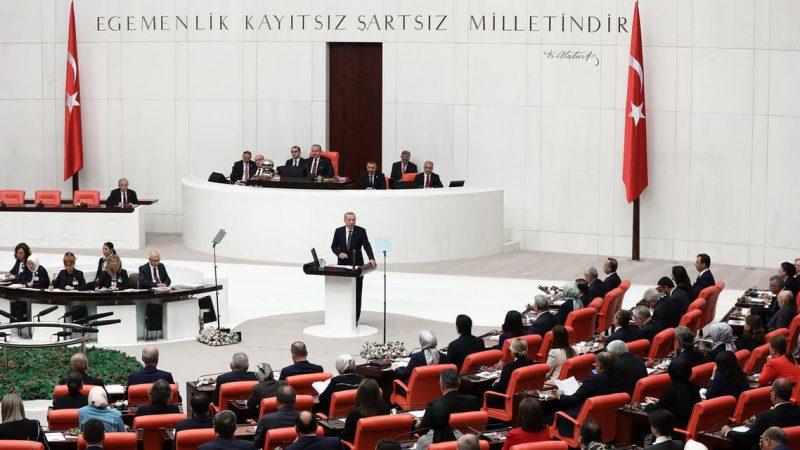 مشادات في البرلمان التركي بين وزير الداخلية ونواب معارضين بسبب الأكراد