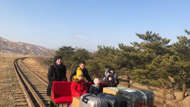 دبلوماسيون روس يعودون من كوريا الشمالية سيرا على الأقدام