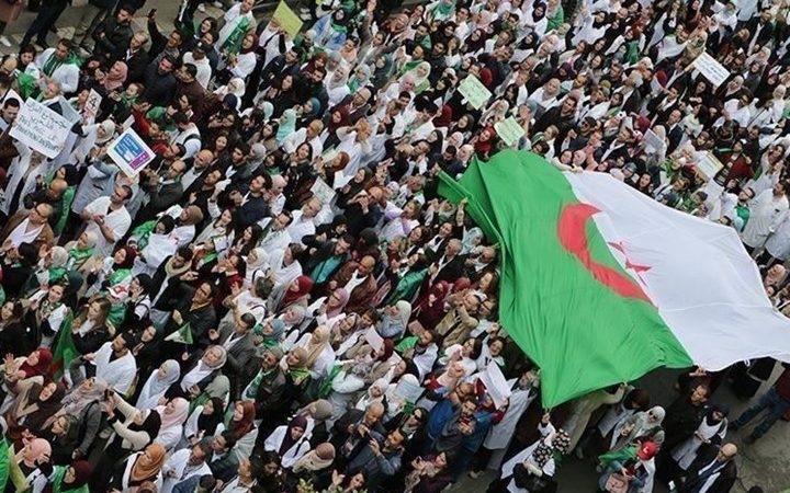 سخرية عارمة لمواطنين جزائريين بسبب الصدقات المتواصلة ل” كبار الكهنة “