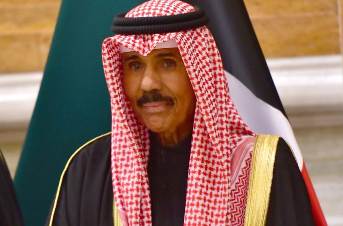 أمير الكويت يوجه بسحب بلاغات الداخلية  ضد المخالفين لإجراءات كورونا