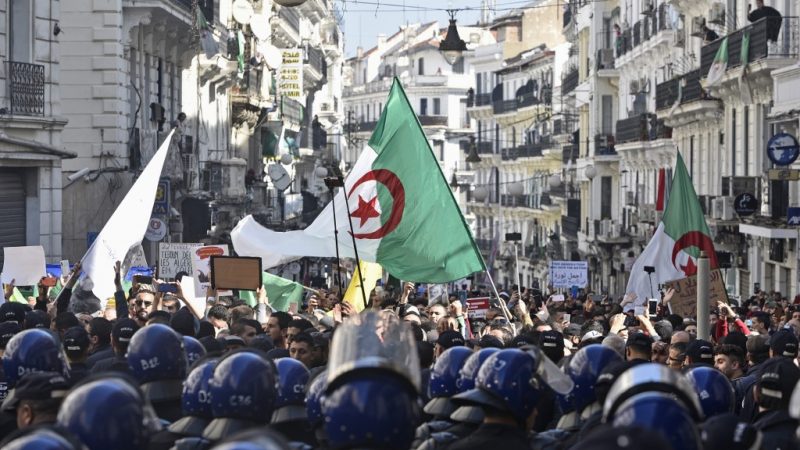الجزائريون يجددون في الجمعة 113 للحراك الشعبي المطالبة برحيل النظام