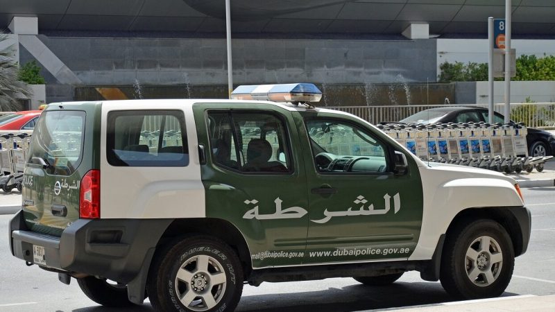 الإمارات.. السجن 14 عاما لثلاثة متهمين خليجيين انتحلوا صفة رجال أمن