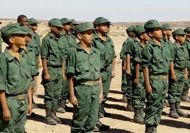 بعد رفض الصحراويين  المحتجزين الانخراط في ميلشيات “بوليساريو” وتجنيد الأطفال،  النظام العسكري الجزائري يوجه خطبة عيد الفطر إلى ساكني المخيمات  لحمل السلاح
