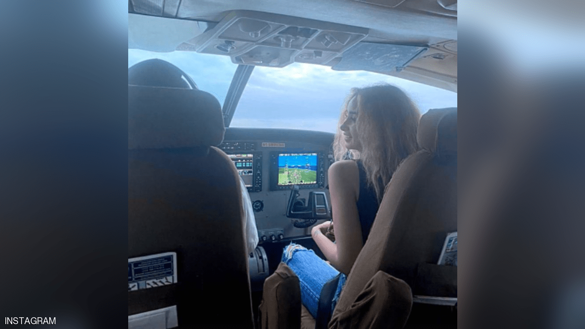 تعليق مصري رسمي على صورة هنا الزاهد في قمرة قيادة طائرة