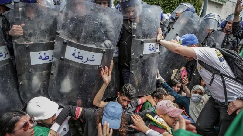 الجزائر :إجهاض مظاهرات الحراك الشعبي يثير مخاوف من انزلاقات مرتقبة … !!
