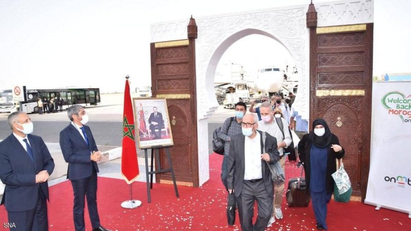 الحياة تدب مجددا في مطارات المغرب.. والورود تستقبل الجالية