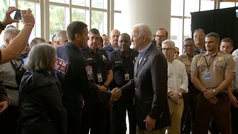 انهيار مبنى فلوريدا.. بايدن يزور أسر الضحايا والمفقودين