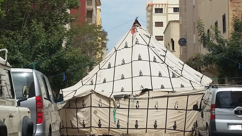 رغم  عودة انتشار الوباء بقوة، عادت استفحال ظاهرة نصب خيام حفلات الأعراس  والمآتم بطرقات وجدة