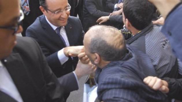 للتذكير فقط: المواطن الجزائري مُقبّل يد الرئيس الفرنسي حصل على فيزا لفرنسا مدى الحياة
