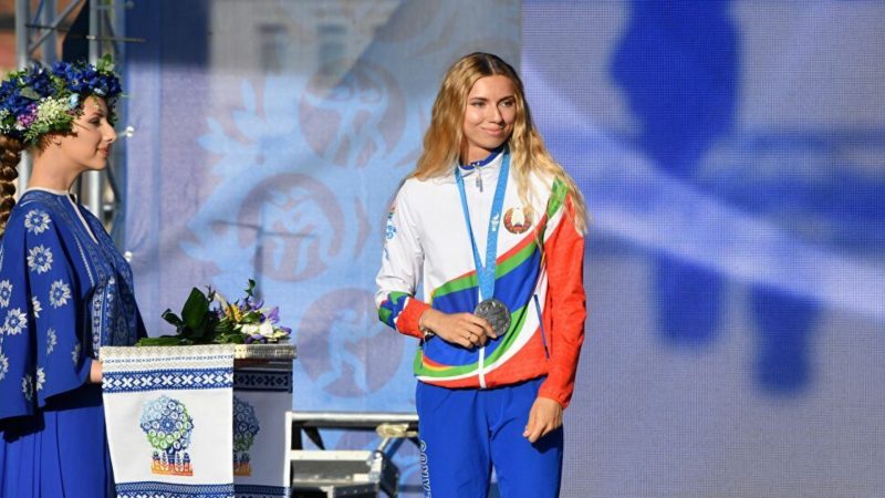 بعد رفضها العودة لبلادها.. العداءة البيلاروسية المستبعدة من الأولمبياد تبيع ميداليتها لمساعدة الرياضيين  المضطهدين في بلادها