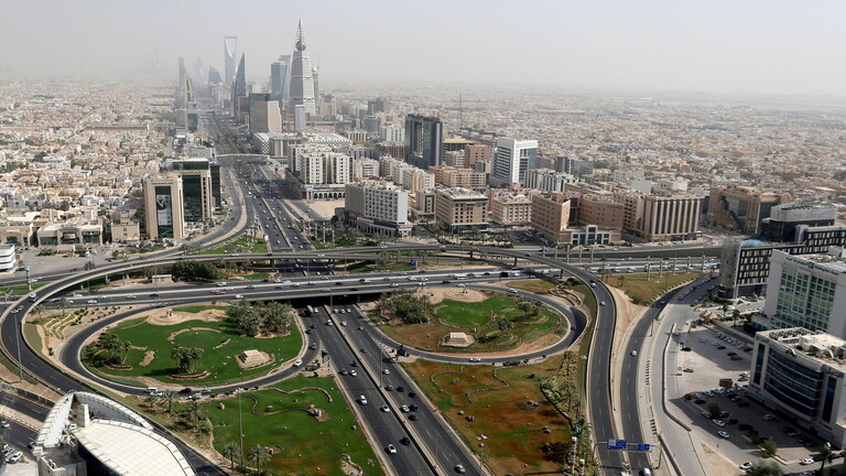 سعوديات يكسرن المحظورات الاجتماعية بممارسة ركوب الدراجات في الشارع