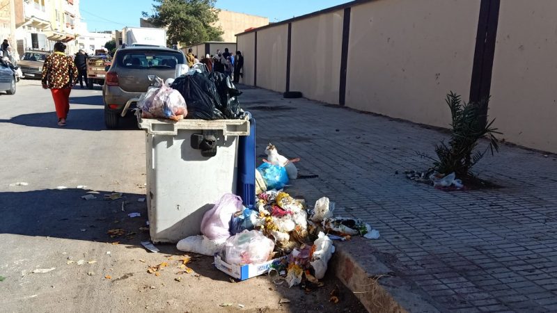 هل تتدخل مندوبية الصحة بوجدة لمنع وضع حاويات الأزبال أمام أبواب مدارس ؟