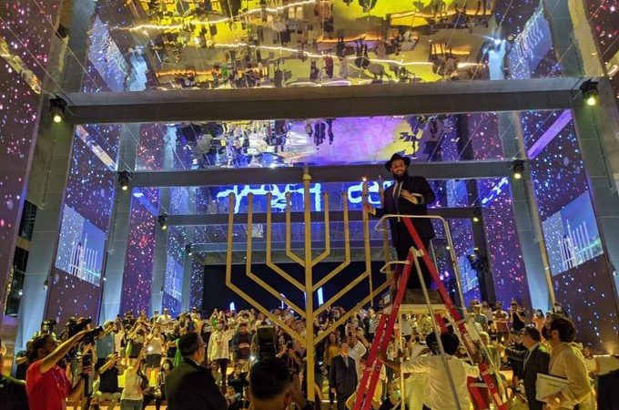 إيقاد شمعدان عيد “حانوكا” اليهودي في دبي