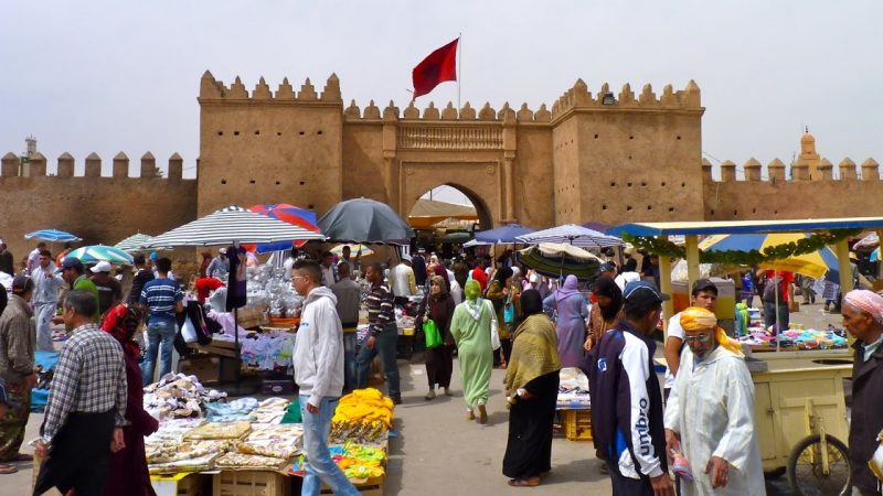 فوضى بفضاءات وجدة بسبب تكدس الأسواق العشوائية والباعة المتجولين واحتلال الملك العمومي