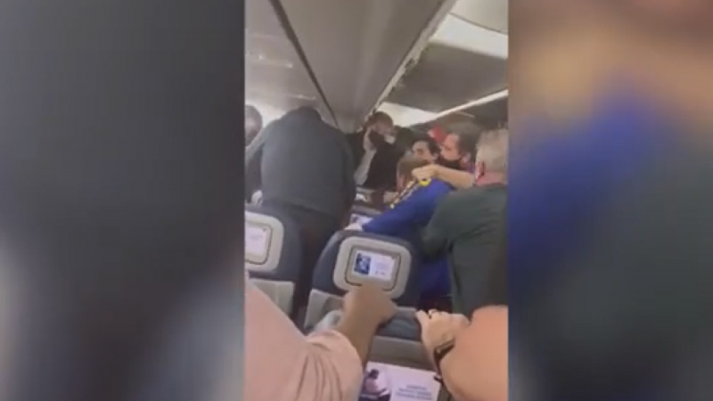 شجار عنيف بالأيدي على متن طائرة أمريكية بسبب كمامة (فيديو)