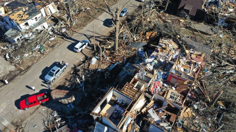 إعصار أمريكا: جو بايدن يعلن كنتاكي “منطقة كارثة كبرى” بعد مقتل العشرات