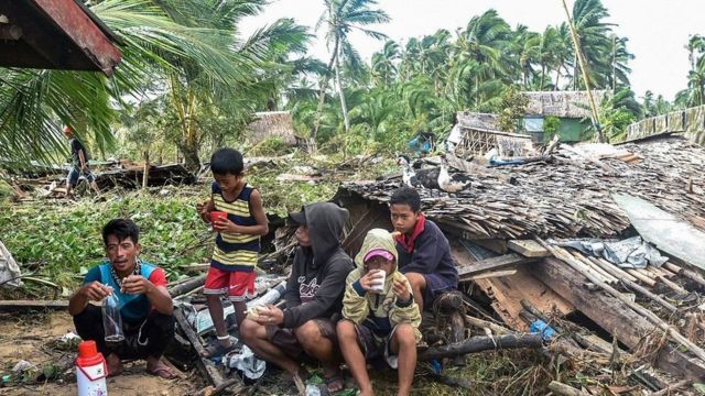 فرق الإسعاف تصف المشاهد التي خلفها إعصار راي في الفلبين بأنها “مجزرة بكل معنى الكلمة”