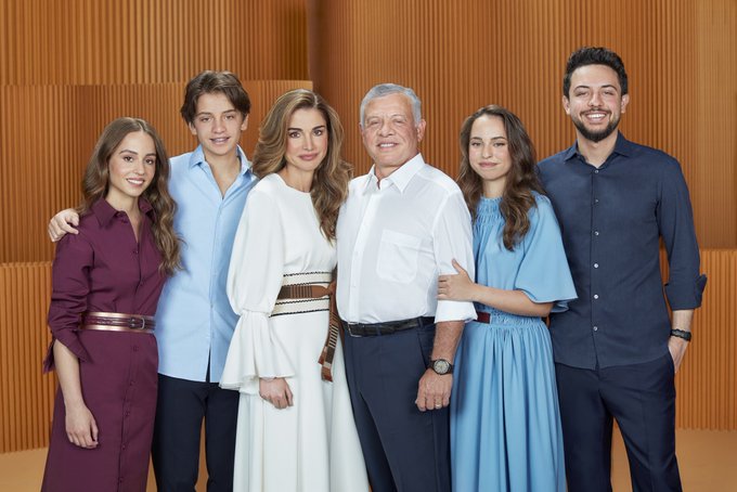 الملكة رانيا تنشر صورة خاصة لعائلتها وترفقها برسالة