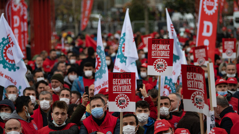 آلاف الأشخاص يتظاهرون في اسطنبول احتجاجا على تدهور الأوضاع الاقتصادية