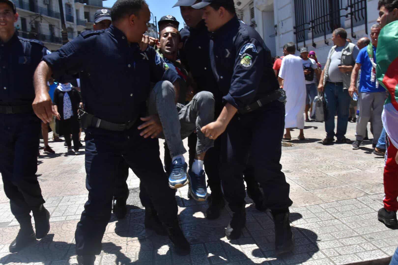 اعتقال الجزائري القائل: “المنتخب ربح وأنا لم أربح شيئا. أستيقظ  6 صباحا لأصطف في طابور الحليب “