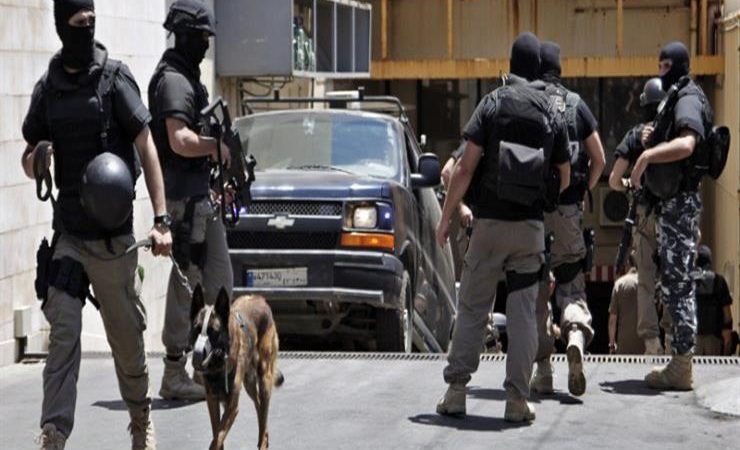 لبناني يحتجز العشرات في بنك ويهدد بتفجيره في حال عدم تسليمه أمواله بالدولار