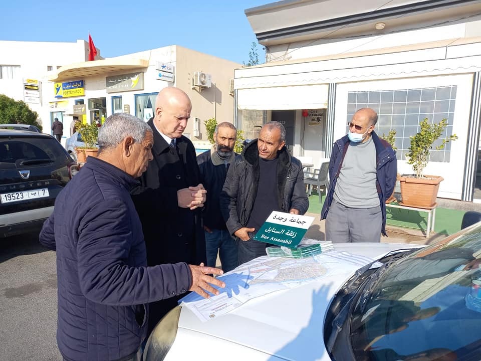 فايسبوكيون يشبهون ” تدشينات” رئيس جماعة وجدة ب” تدشينات” مسؤولون جزائريون