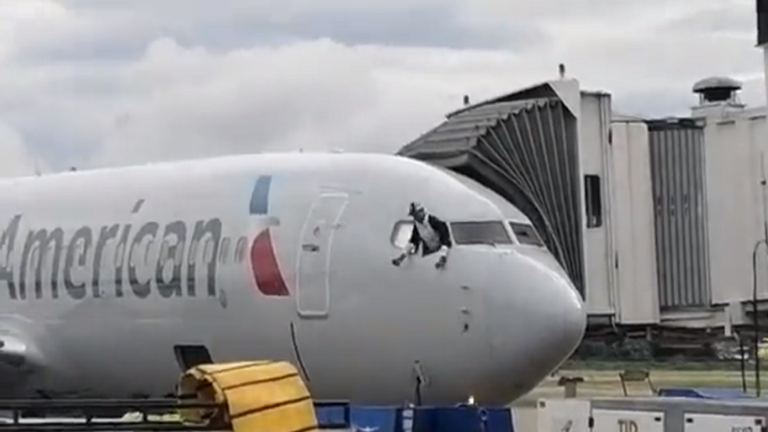 راكب يقتحم قمرة طائرة أمريكية ويحاول القفز من نافذتها (فيديو)