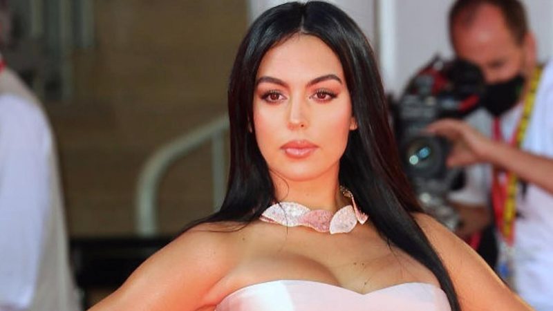 جورجينا تكشف كيف أنقذها رونالدو من برد الشتاء وحرارة الصيف والفقر (فيديو)