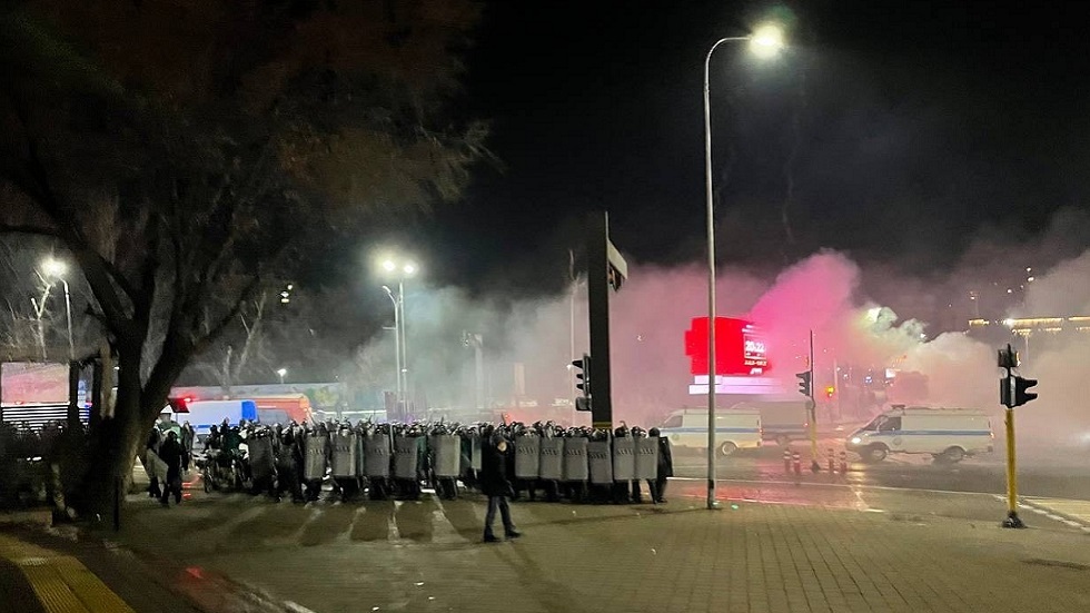 احتجاجات كازاخستان تتصاعد.. إقالة الحكومة وإعلان حالة الطوارئ (فيديو)
