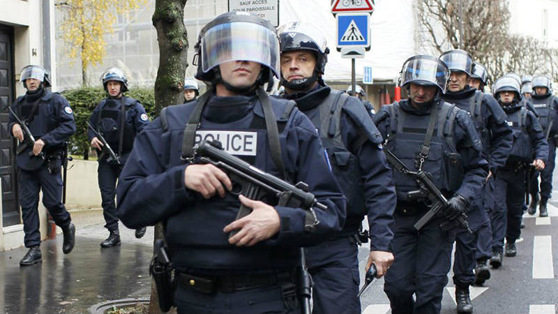 فرنسا توقف طيارا جزائريا بتهمة الارهاب