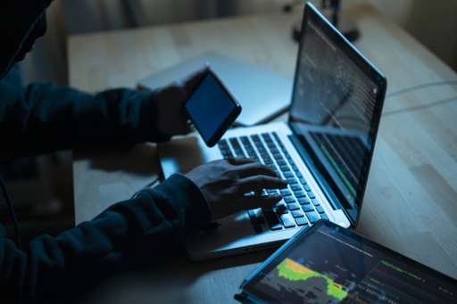 حبس 5 أشخاص على خلفية انتحار فتاة تعرضت للابتزاز الإلكتروني