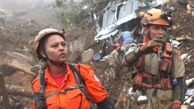 فيضانات البرازيل والانهيارات الأرضية تقتل أكثر من 100 شخص وتدفن مئات المنازل