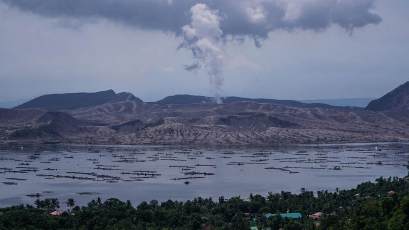 السلطات الفلبينية تخلي آلاف الأشخاص من منازلهم القريبة من بركان “تآل”
