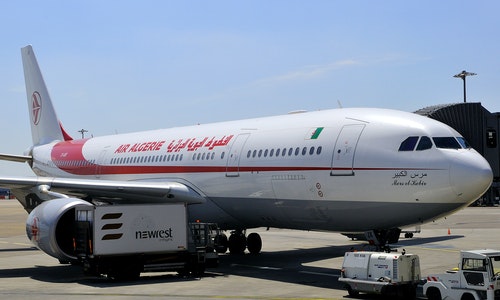 فضيحة الجوية الجزائرية:  جزائري “يحرك” وسط الأمتعة بطائرة إلى فرنسا  ويتسبب في إقالة وزير النقل