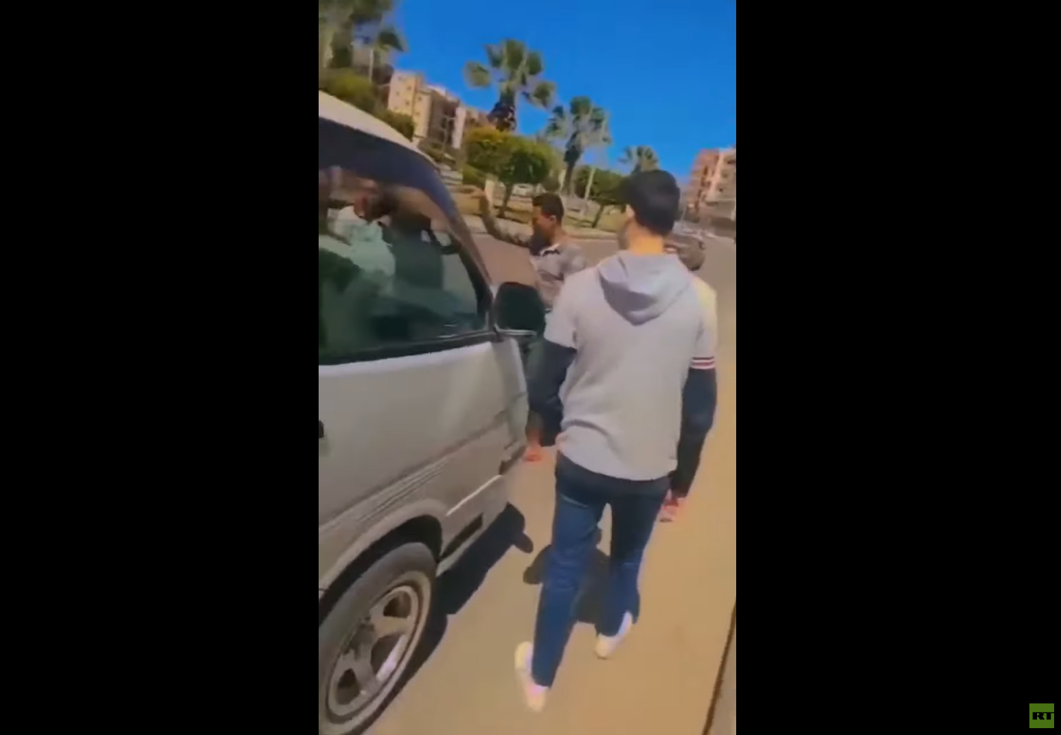 فيديو لسائق يخرج من مركبته وهي سائرة تقل فتاتين يثير الرعب في مصر