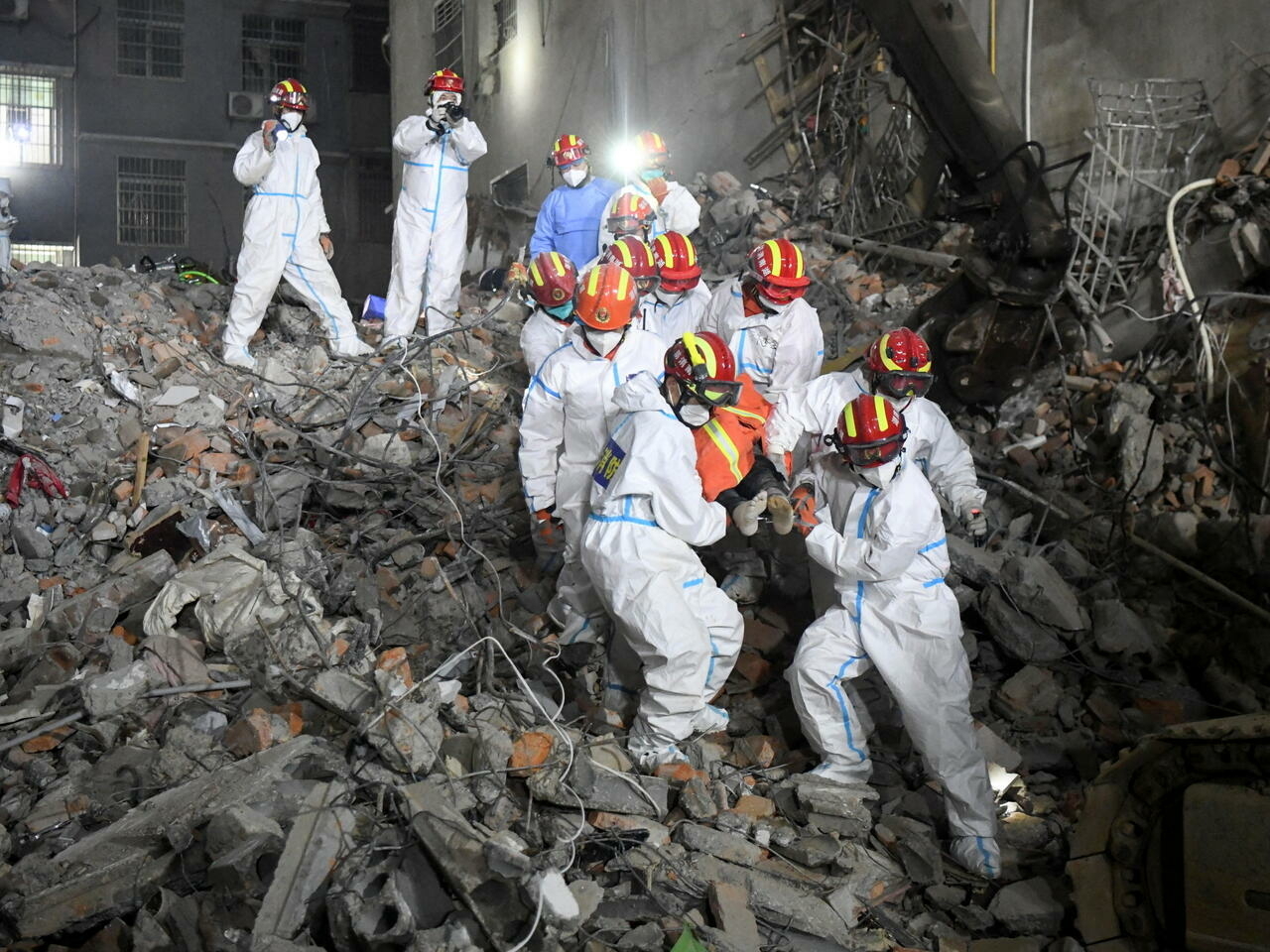 الصين.. ارتفاع حصيلة انهيار مبنى إلى 26 قتيلا