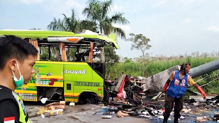 إندونيسيا..  14 قتيلا على الأقل في اصطدام حافلة بلوحة إعلانات
