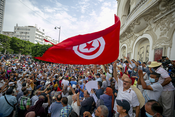 “ارحل” تدوّي مجددا ضد قيس سعيد.. آلاف التونسيين يتظاهرون رفضا لسياسات الرئيس التونسي