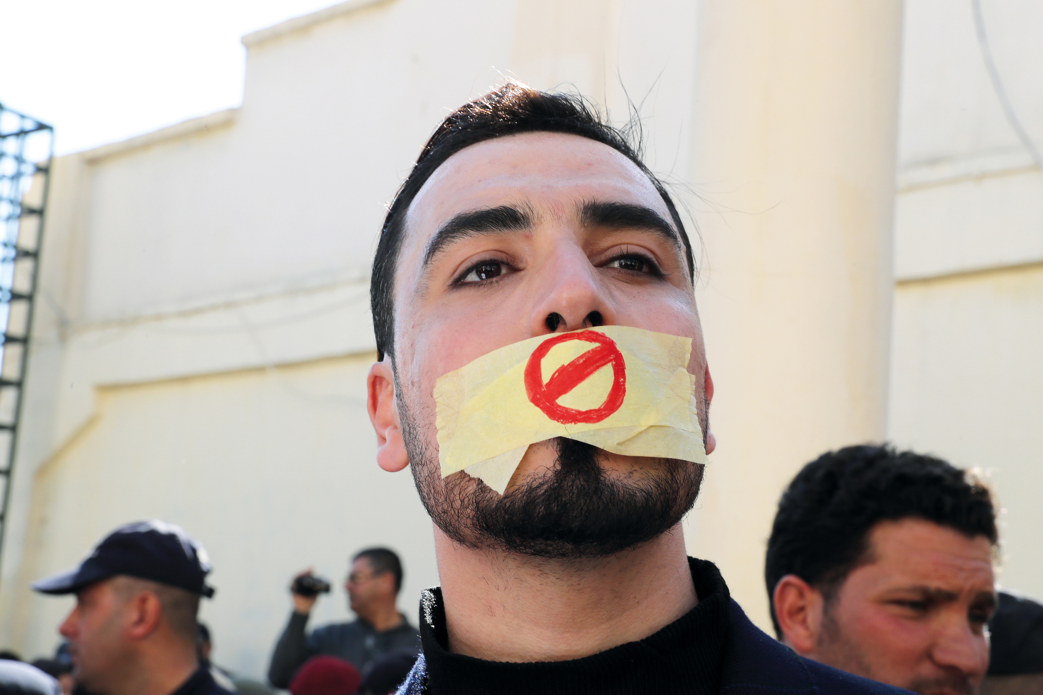 إدانة حقوقية ل ” قمع”الصحفيين في الجزائر… !!