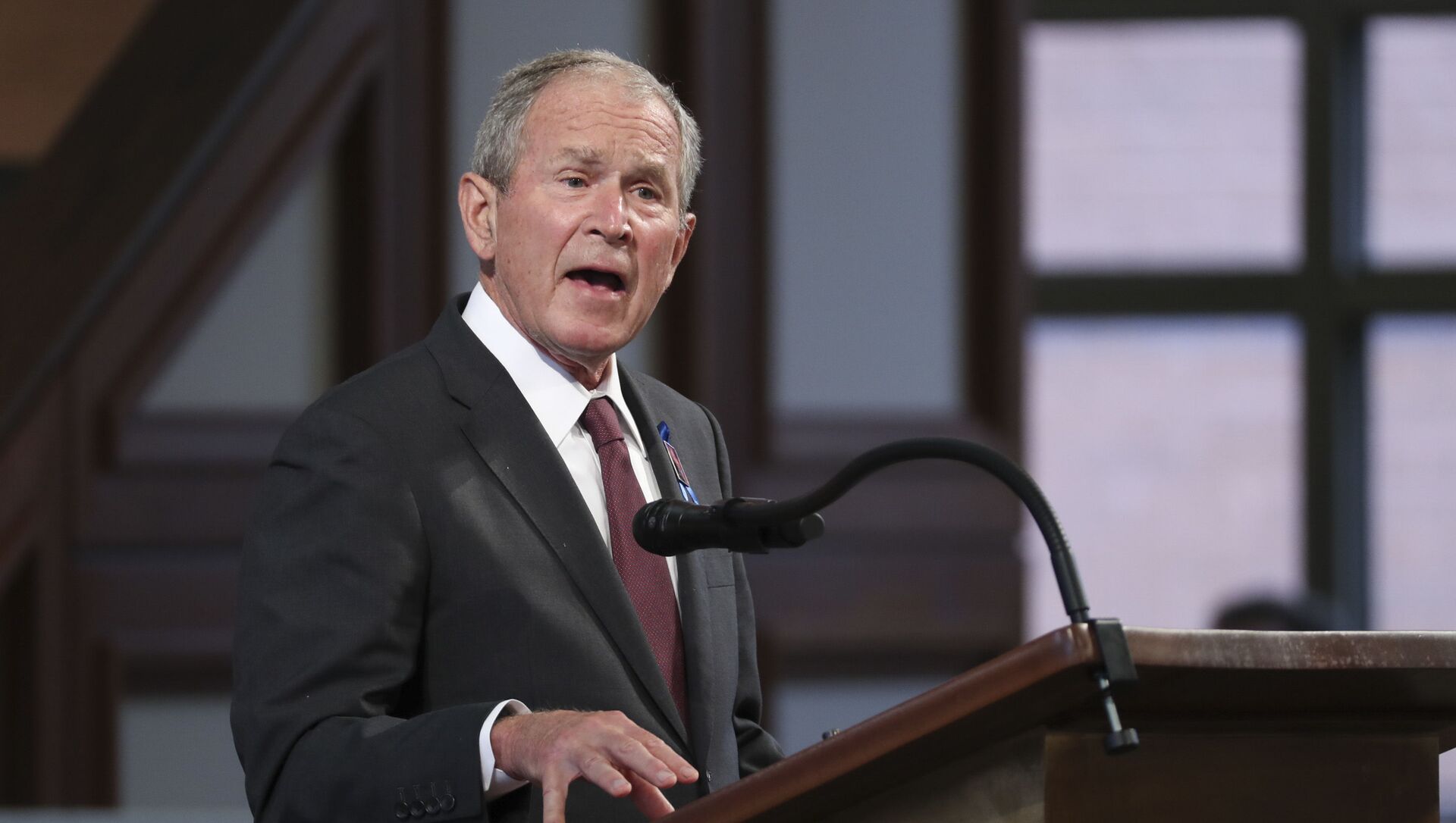 الرئيس الأمريكي السابق جورج بوش يصف غزو العراق بأنه “وحشي”