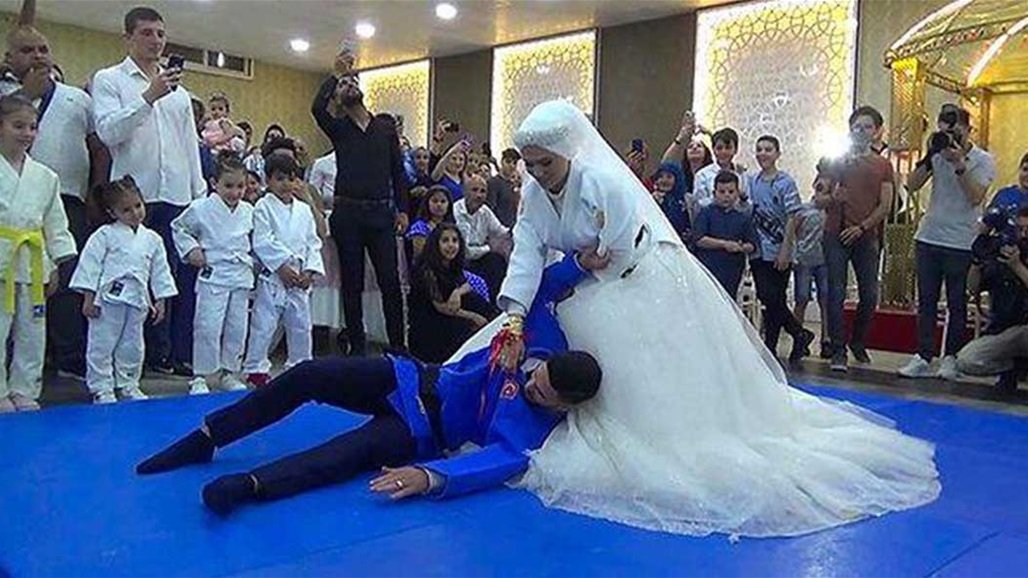بالفيديو.. عروس تركية تطرح زوجها أرضا في حفل زفافهما!