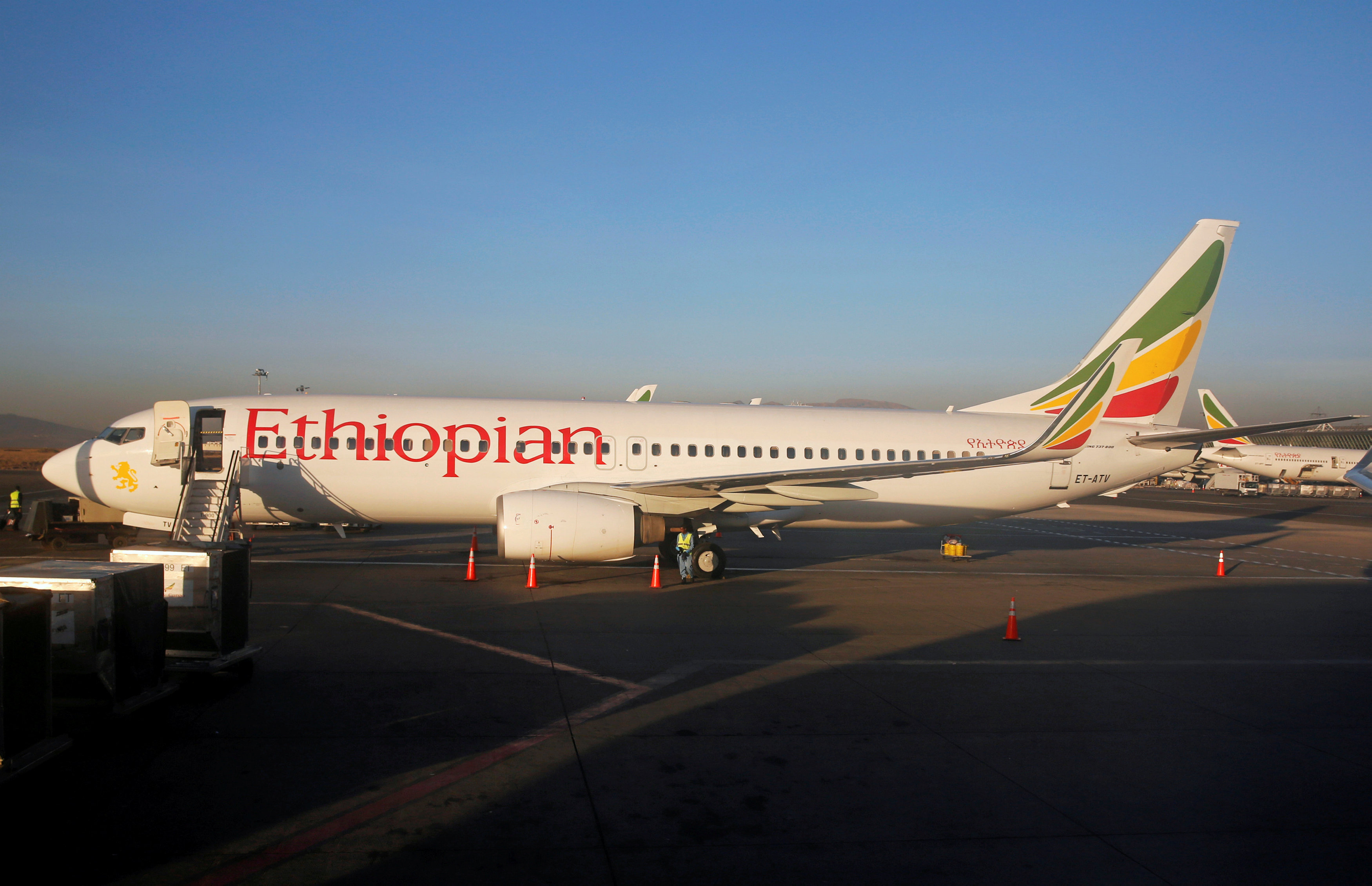طائرة ركاب إثيوبية تتجاوز مدرج الهبوط بسبب ” نوم قائديها”