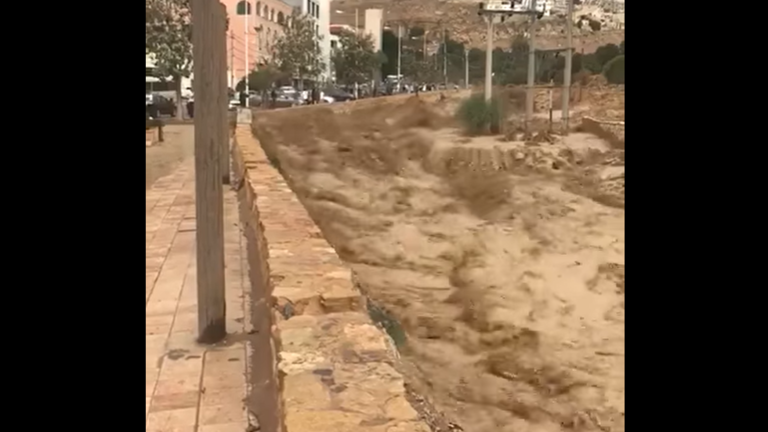 مشاهد “مخيفة” من السيول في الأردن وإجلاء مئات السياح من البترا