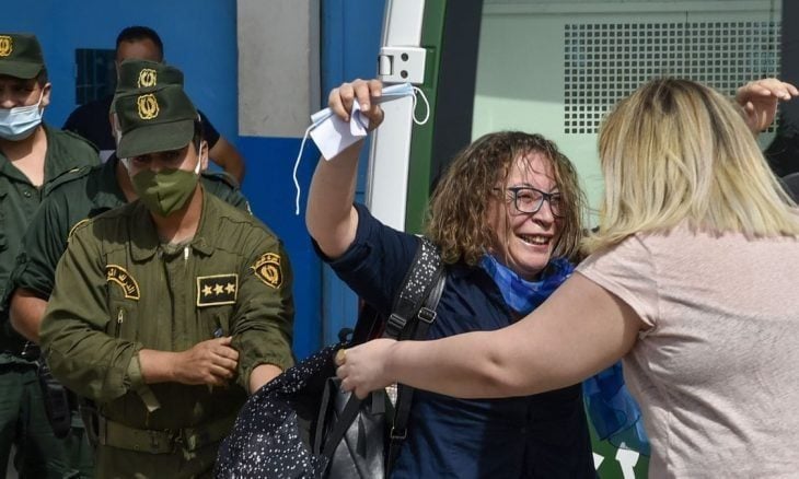 رجال فرنسا يُهرِّبون الناشطة الجزائرية “أميرة بوراوي” تحت أنظار عسَسِها بالجزائر