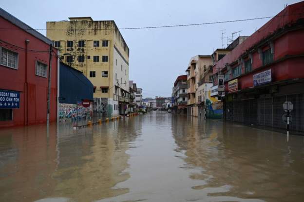 مقتل 4 أشخاص ونزوح 40 ألف بسبب الفيضانات في جنوب ماليزيا