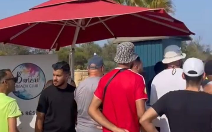 تفرج يا عامل اقليم بركان.. مواطنون يحتجون على  اغلاق ممر عمومي بشاطىء السعيدية  (فيديو)