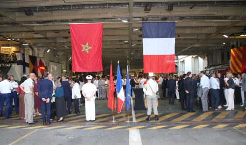 حاملة المروحيات البرمائية الفرنسية “تونير” ترسو بميناء الدارالبيضاء