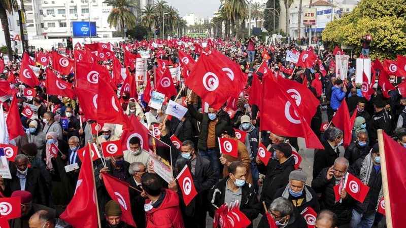خبر استقبال تونس لـ52 قيادياً من حركة حماس بجوازات سفر إيرانية بتنسيق مع إيران والجزائر، بين الشك والترحيب والنفي